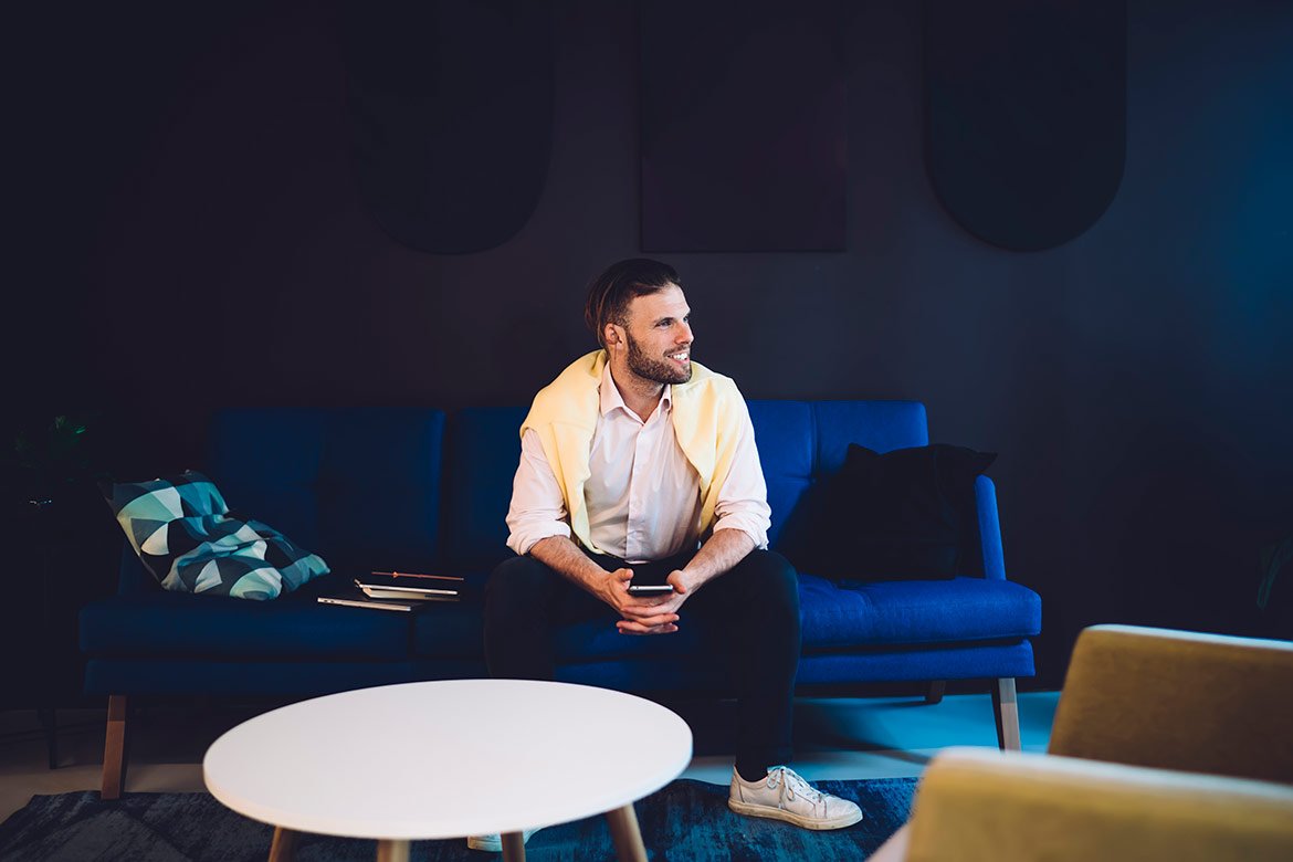 coworker-resting-comfortable_img