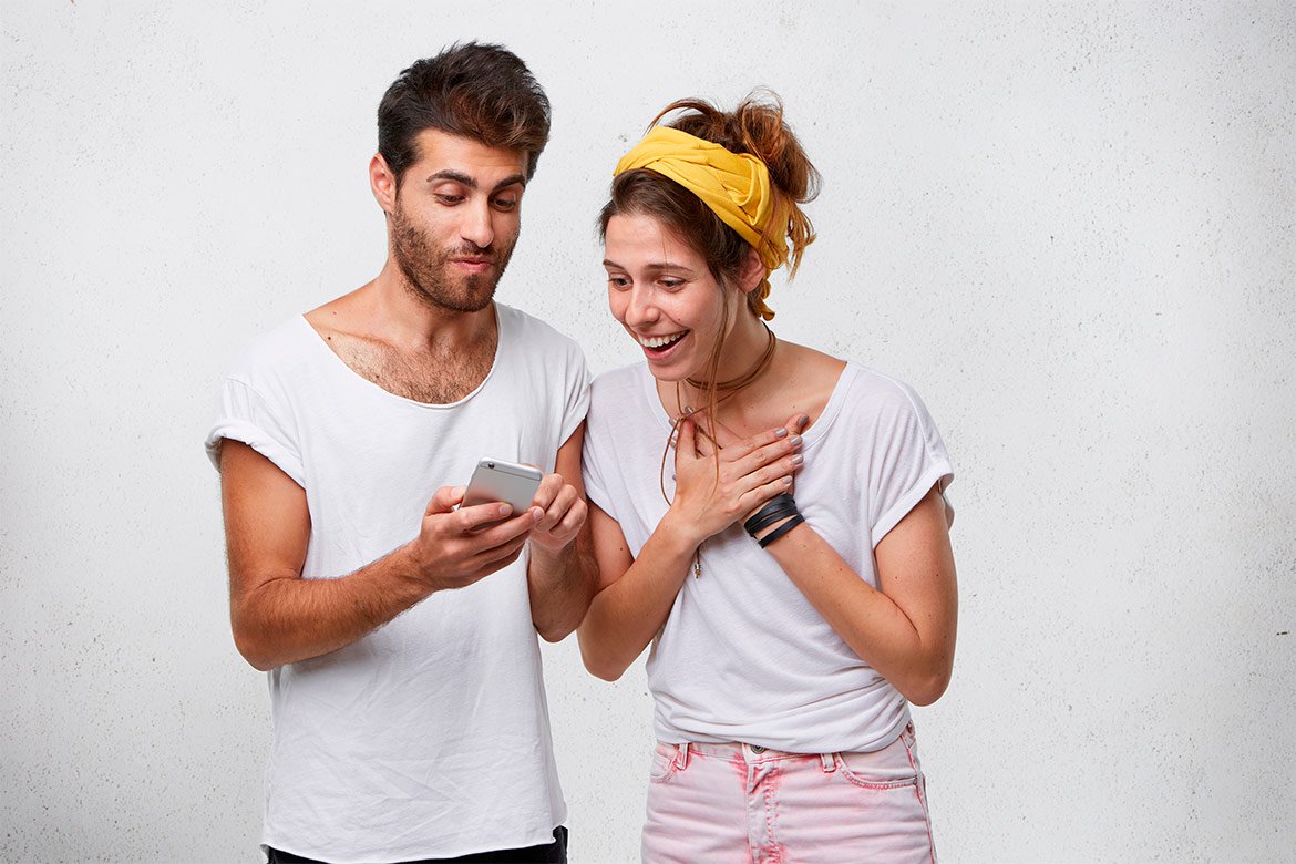 watching-mobile-phone_img